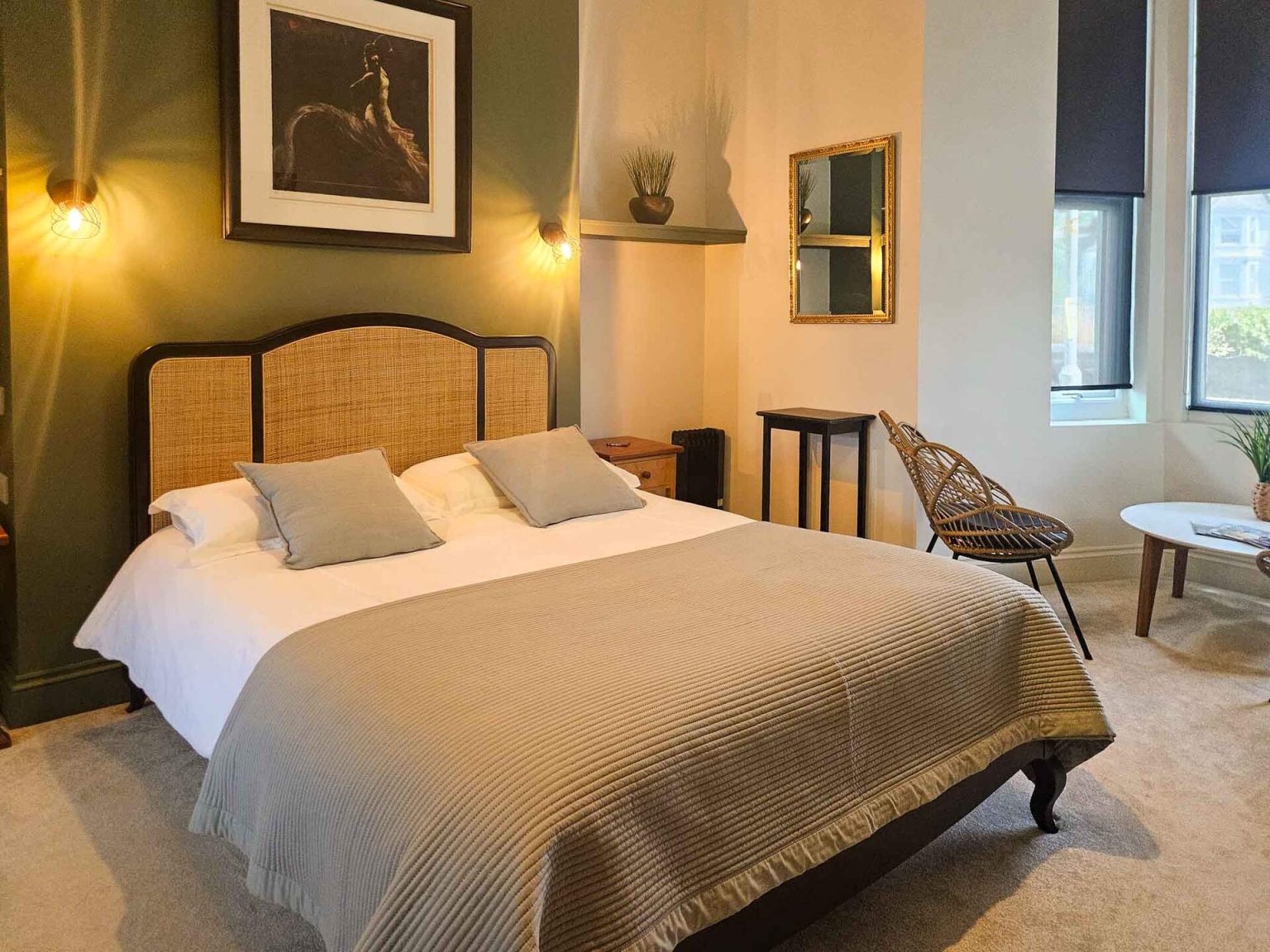 Garden Suite extra-large double bed with wall lamps